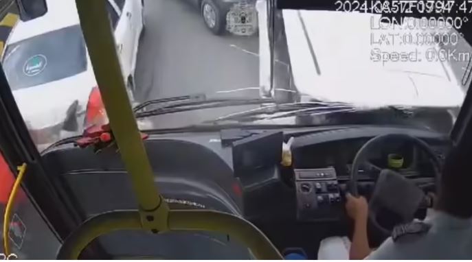 बेंगलुरु: सड़क पर ट्रैफिक, बस ड्राइवर ने अचानक खोया कंट्रोल