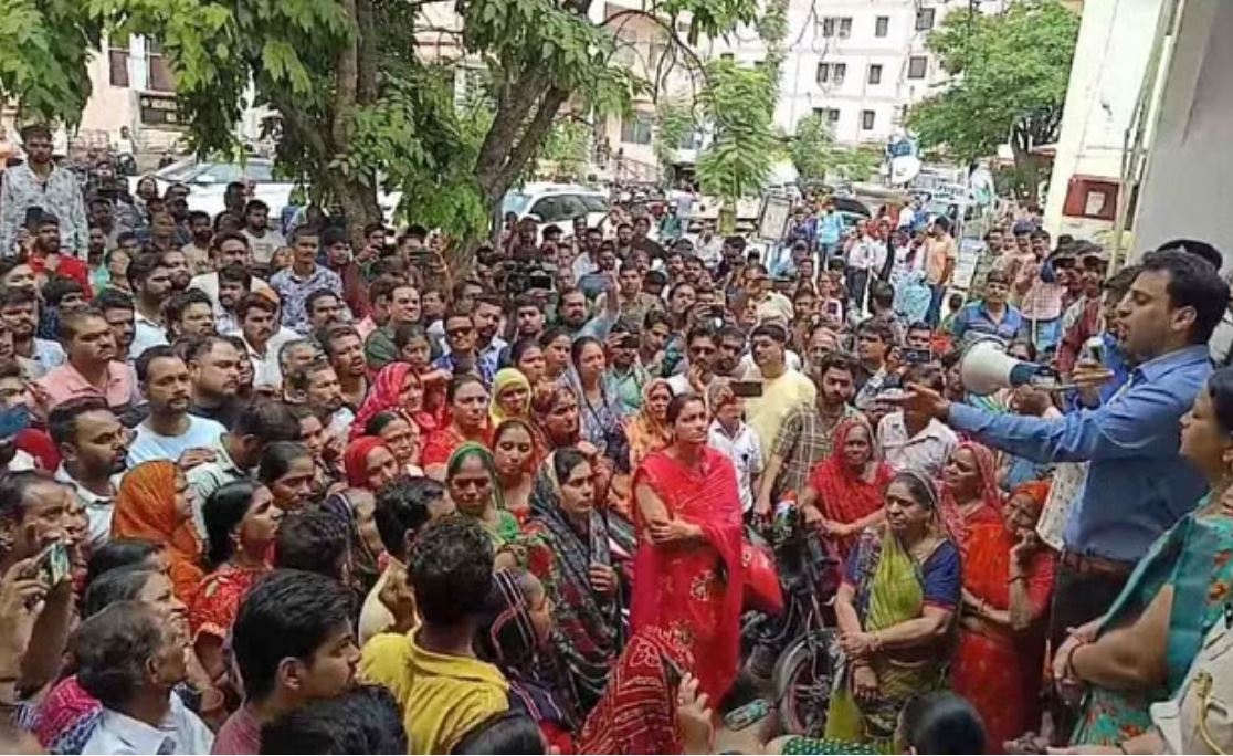 उदयपुर में चाकूबाजी: परिजनों को देवराज के पास जाने से रोका, गुस्साए संगठनों ने किया प्रदर्शन