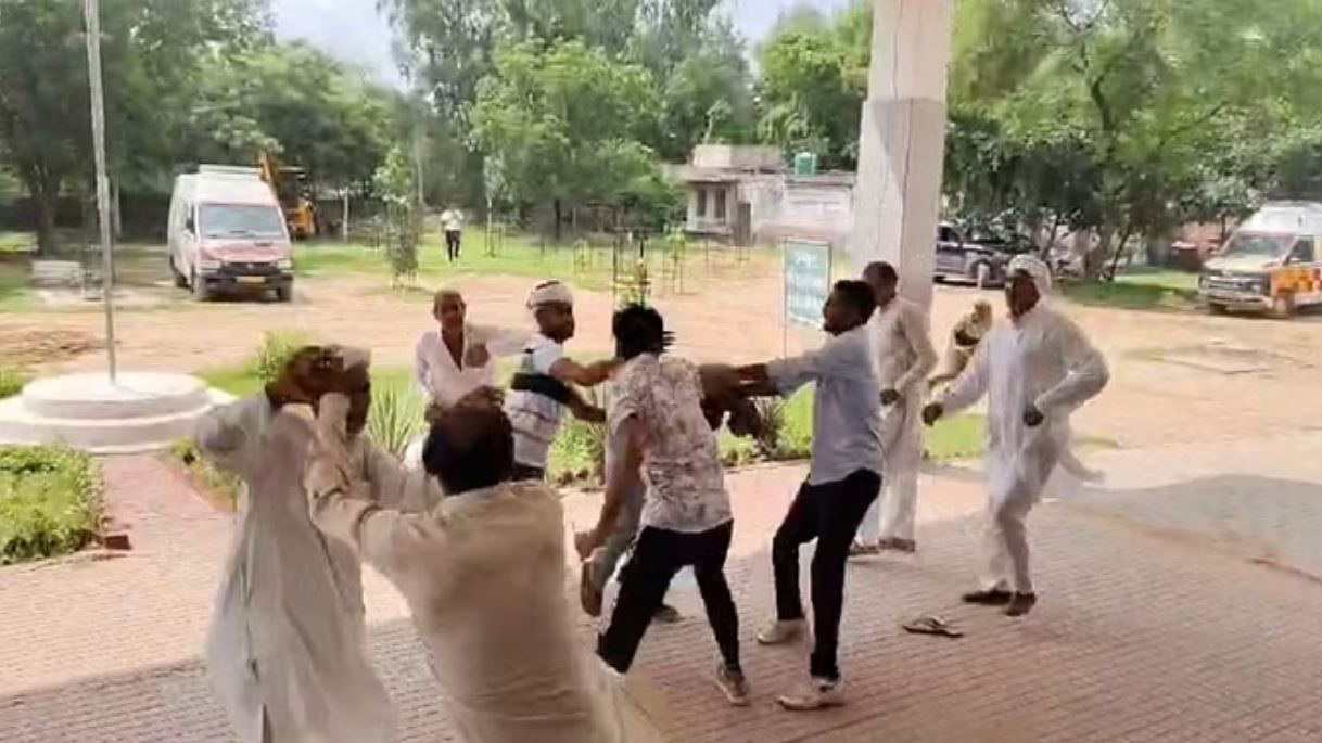 चरखी: 2 पक्षों में जमकर चले थप्पड़ व ईंटें, छुड़वाने के प्रयास में अस्पताल स्टाफ को आई लगीं चोटें