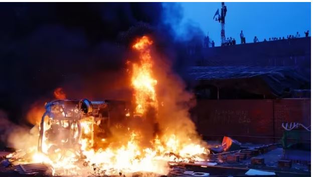 हिंसा के बीच बांग्लादेश में चार मंदिरों पर हमले, 300 भारतीय ट्रक भी फंसे