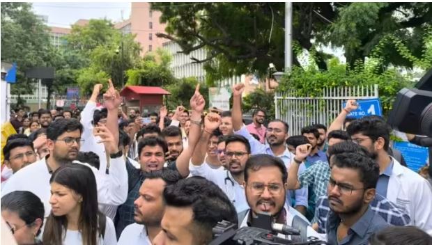तुरंत काम पर लौटें रेजिडेंट डॉक्टर… दिल्ली एम्स के डायरेक्टर ने की अपील