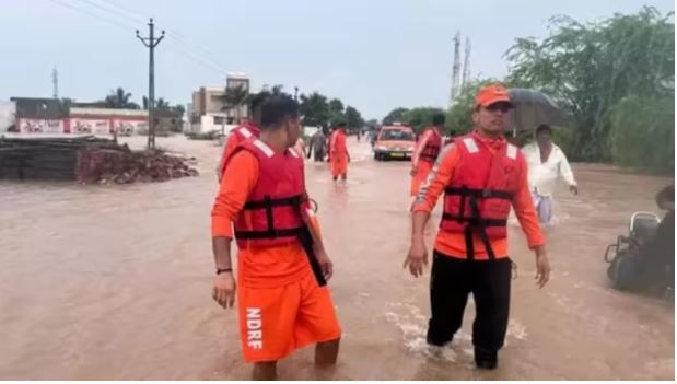 गुजरात में बारिश के बाद बिगड़े हालात, कई जिलों के लिए आईएमडी का रेड अलर्ट