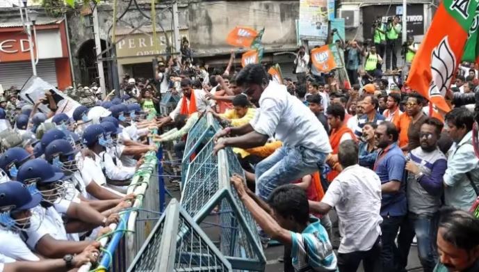 कोलकाता रेप केस: नंदीग्राम पुलिस थाने पर भाजपा कार्यकर्ताओं ने बोला धावा