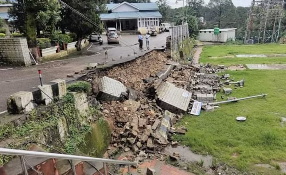 हिमाचल: भूस्खलन से 116 सड़कों पर वाहनों की आवाजाही बाधित