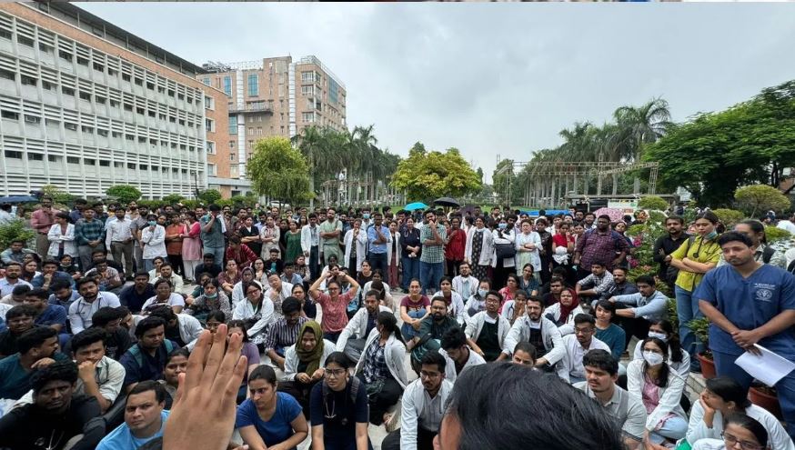 कोलकाता में डॉक्टर के साथ दरिंदगी के बाद देशभर में विरोध प्रदर्शन