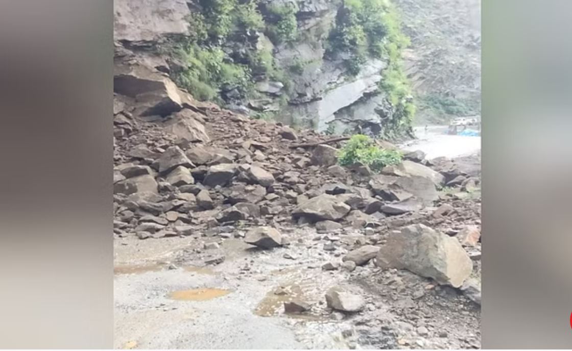 पहाड़ी से गिरे पत्थरों की चपेट में आने से महिला की मौत, शिमला-मंडी में एनएच पर भूस्खलन