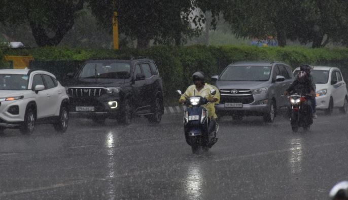 दिल्ली-एनसीआर में तेज बारिश, मौसम हुआ सुहाना