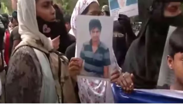 बांग्लादेश में अल्पसंख्यक हिंदू समुदाय का प्रदर्शन; लापता के पोस्टर लेकर यूनुस सरकार से पूछ रहे सवाल
