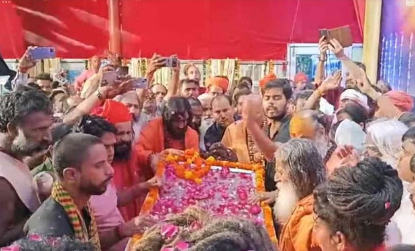हरिद्वार पहुंचा पायलट बाबा का पार्थिव शरीर, अंतिम दर्शन को उमड़े श्रद्धालु