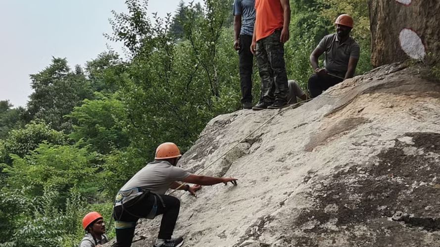 उत्तरकाशी: अवाना बुग्याल ट्रैक पर गई गाजियाबाद की ट्रैकर बही