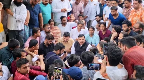 दिल्ली: जान गंवाने वाले छात्रों की याद में बनेगी लाइब्रेरी, 3 करोड़ दान करेंगे संजय सिंह