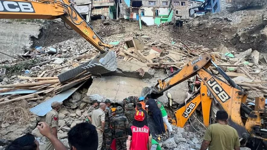 लद्दाख में हादसा... कारगिल में पहाड़ी ढलान पर बनी तीन मंजिला इमारत ढही