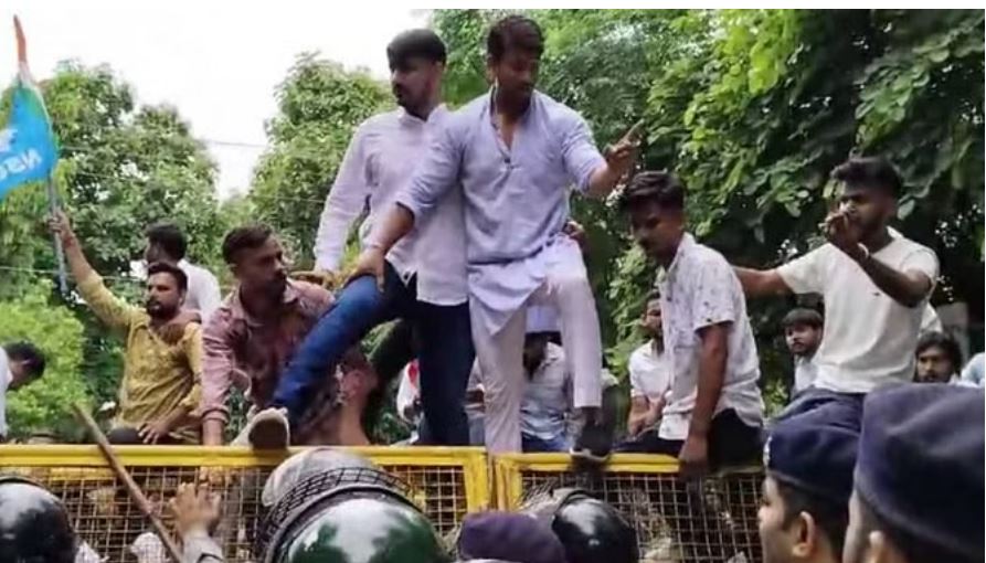 ग्वालियर: जीवाजी विश्वविद्यालय में एनएसयूआई का प्रदर्शन