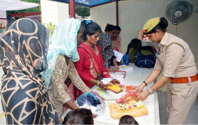 मुजफ्फरनगरः जेल में बंद भाइयों को राखी बांधने पहुंची बहनें