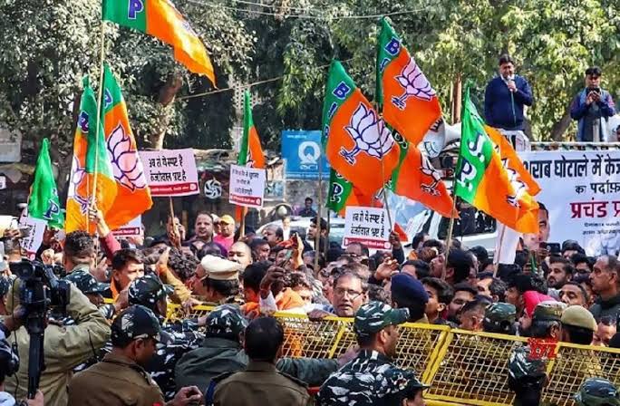 केजरीवाल के इस्तीफे की मांग तेज, तिहाड़ के बाहर बीजेपी का प्रदर्शन