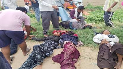 हापुड़: भुट्टों से भरा कैंटर खेत में पलटा, कई मजदूर दबे