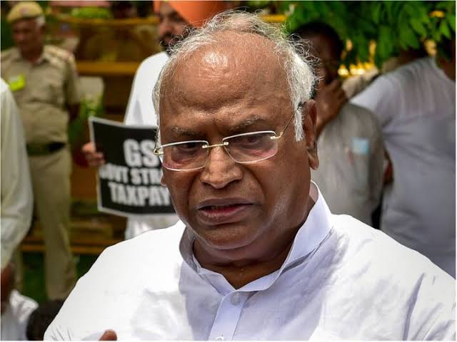 जिनका आजादी में कोई योगदान नहीं वो कांग्रेस को नसीहत देते हैं: खड़गे