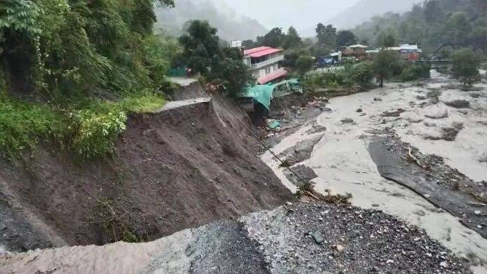 कठुआ के बिलावर में बारिश से तबाही, भूस्खलन से कई संपर्क मार्ग बंद