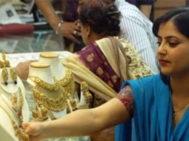 रक्षाबंधन और त्योहारी सीजन के कारण सोने की मांग बढ़ी