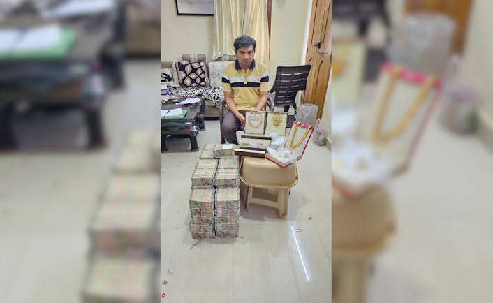 2 करोड़ कैश, लाखों का सोना..., निजामाबाद नगर निगम अधीक्षक के घर रेड में 'खजाना'