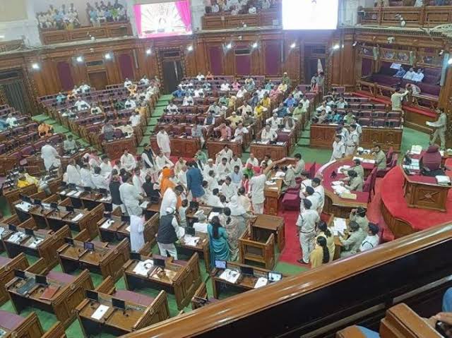 यूपी विधानसभा में पास नजूल संपत्ति विधेयक विधान परिषद में अटका