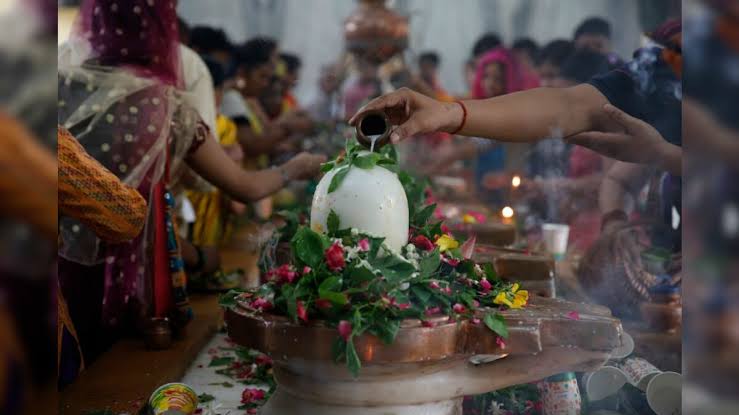 सावन शिवरात्रि आज, इस मुहूर्त में करें भोलेनाथ का जलाभिषेक