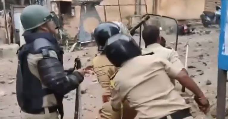 नासिक में दो गुटों के बीच हिंसक झड़प, 18 पुलिसकर्मी घायल