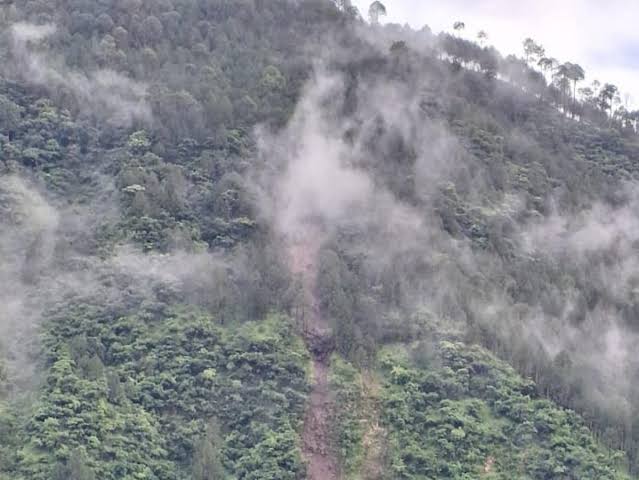 उत्तरकाशी: वरुणावत से गिर रहे बोल्डरों से दहशत, शिफ्ट किए जा रहे लोग