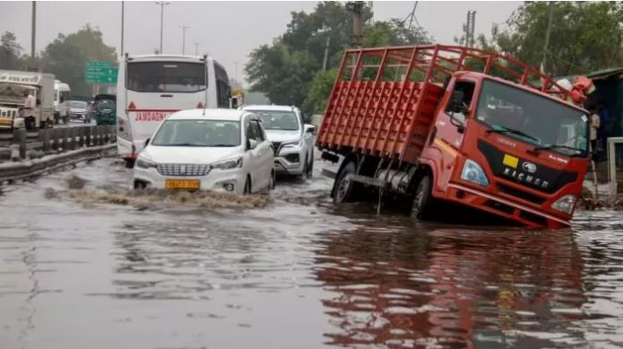 दिल्ली में भारी बारिश से कई इलाकों में भरा पानी, ट्रैफिक पुलिस को मिली 50 शिकायतें
