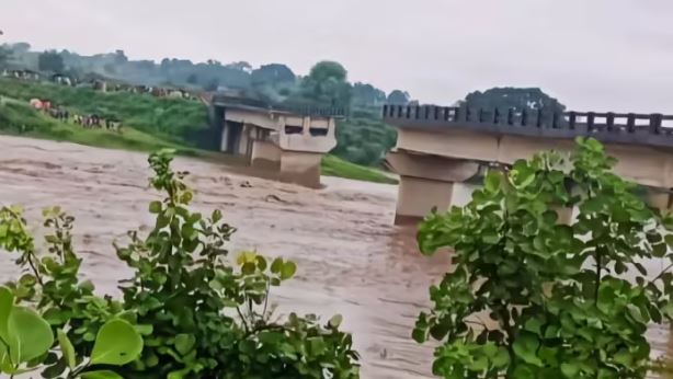 झारखंड में भारी बारिश के बाद काना दामोदर नदी उफान पर