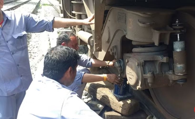 रुड़की: अचानक टूटा लोहित एक्सप्रेस के एसी कोच का कंट्रोल आर्म बोल्ट