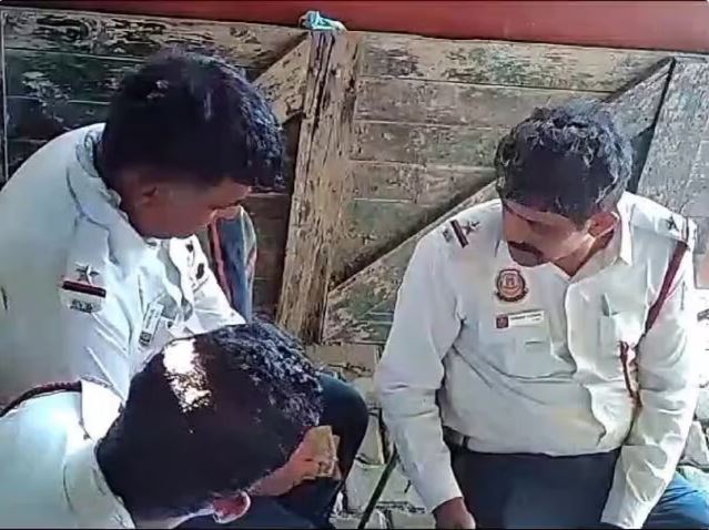 दिल्ली एलजी का एक्शन- तीन घूसखोर ट्रैफिक पुलिसकर्मी निलंबित