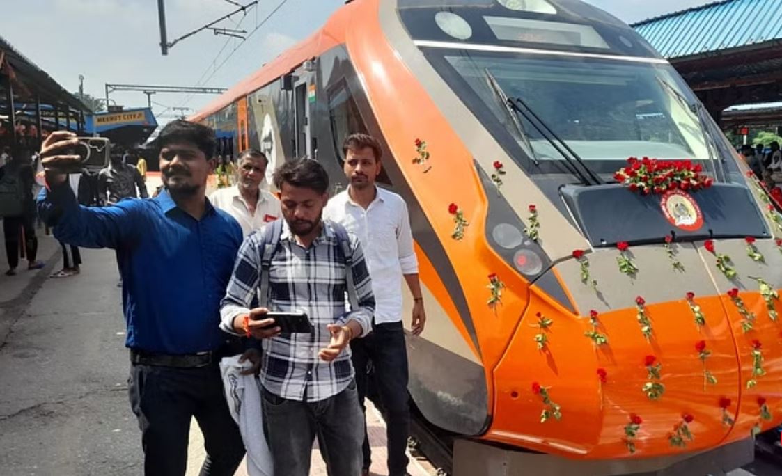 पीएम मोदी ने दिखाई तीन नई वंदे भारत ट्रेन को हरी झंडी
