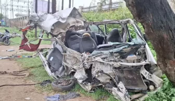 अलीगढ़: कंटेनर व कार की भिड़ंत में पांच लोगों की मौत