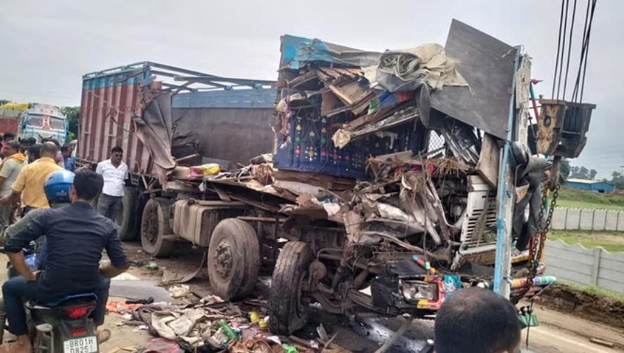 पटना: दो ट्रकों ने एक-दूसरे को रौंदा, एक चालक का शरीर ट्रक काटकर निकाला गया