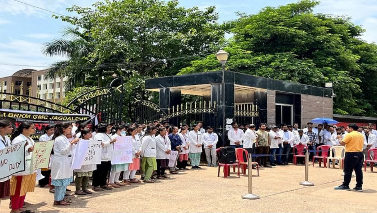 छत्तीसगढ़ में डॉक्टरों की हड़ताल: जगदलपुर, कोरबा और जीपीएम में प्रदर्शन