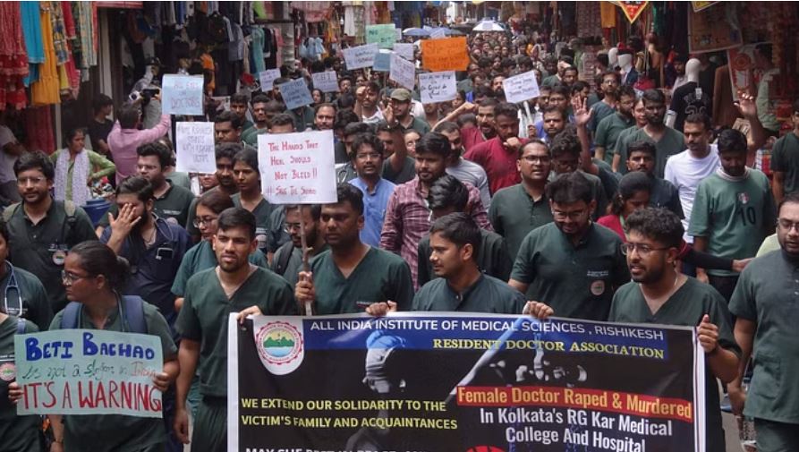 कोलकाता की घटना से एम्स के रेजिडेंट डाक्टरों में आक्रोश, रैली निकालकर किया कार्य बहिष्कार