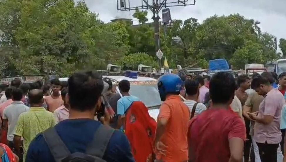 मुजफ्फरपुर में तेज रफ्तार बस ने बाइक सवार को रौंदा