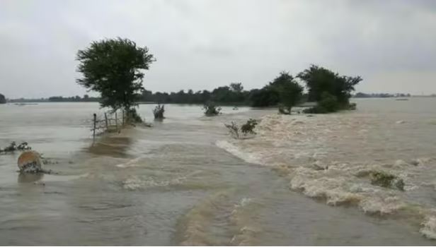 त्रिपुरा में आसमानी आफत से हाहाकार; खतरे के निशान से ऊपर कई नदियां