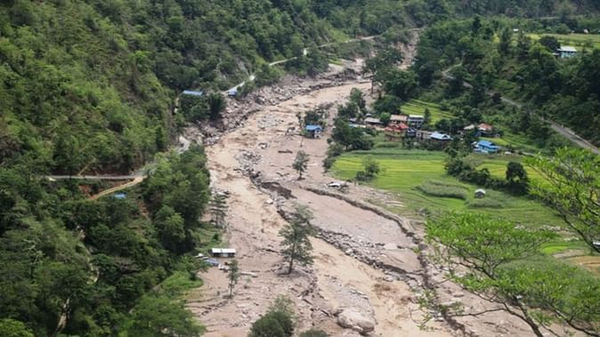 हिमालय क्षेत्र में दो ग्लेशियर झीलों के फटने से आई नेपाल के गांव में तबाही