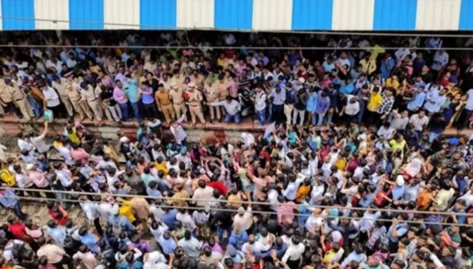 बदलापुर: इंटरनेट बंद, ट्रेनों के बदले रूट; 72 से ज्यादा गिरफ्तार