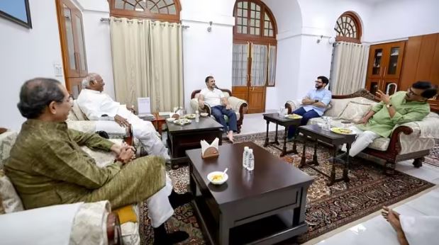 महाराष्ट्र में सियासी हलचल, खरगे और राहुल से मिले उद्धव ठाकरे
