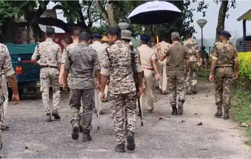 बांग्लादेश में अशांति से मेघालय के ग्रामीण चिंतित, सीमा पर कर रहे बाड़ेबंदी