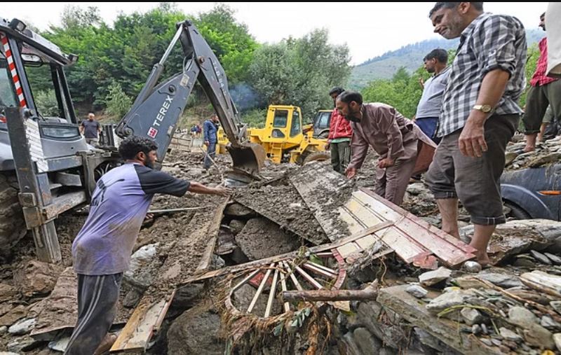 जम्मू-कश्मीर के गांदरबल में बादल फटा, घरों में घुसा मलबा; कई वाहन फंसे