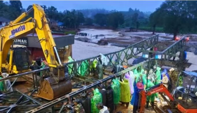 केरल: रेस्क्यू में जुटी सेना ने दिखाई जांबाजी, उफनती नदी पर बना रहे लोहे का ब्रिज