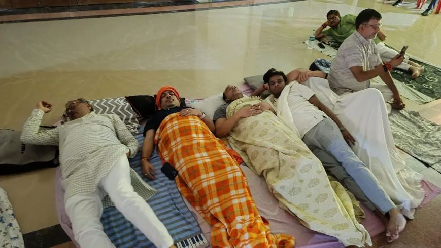 रेलवे स्टेशन की तरह जमीन पर चादर बिछाकर सोए झारखंड के 20 बीजेपी विधायक