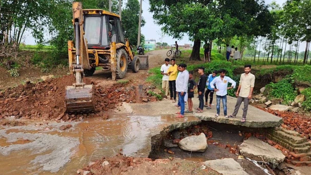 झारखंड जाने वाली सड़क पर बना पुल ध्वस्त, तेज बहाव नहीं झेल पाया