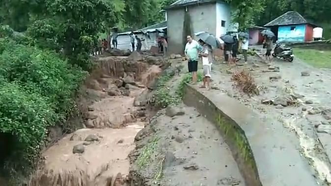 पठानकोट के नीम पहाड़ी क्षेत्र धार कलां में फटा बादल, घर और पंचायती बिल्डिंग आई खतरे में