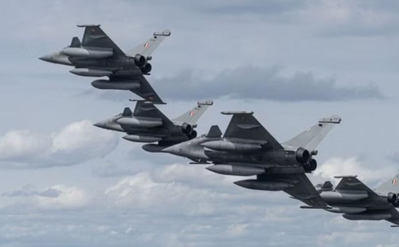 फ्रांस में दो राफेल विमान टकराए, प्रशिक्षक और ट्रेनी पायलट लापता