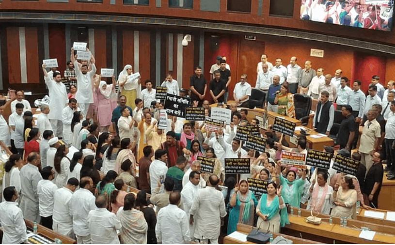 दिल्ली: एमसीडी सदन में जोरदार हंगामा, भाजपा-कांग्रेस के पार्षद आपस में भिड़े